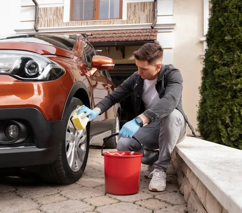 Lavage auto à domicile Montbrand : professionnel intervenant sur un véhicule